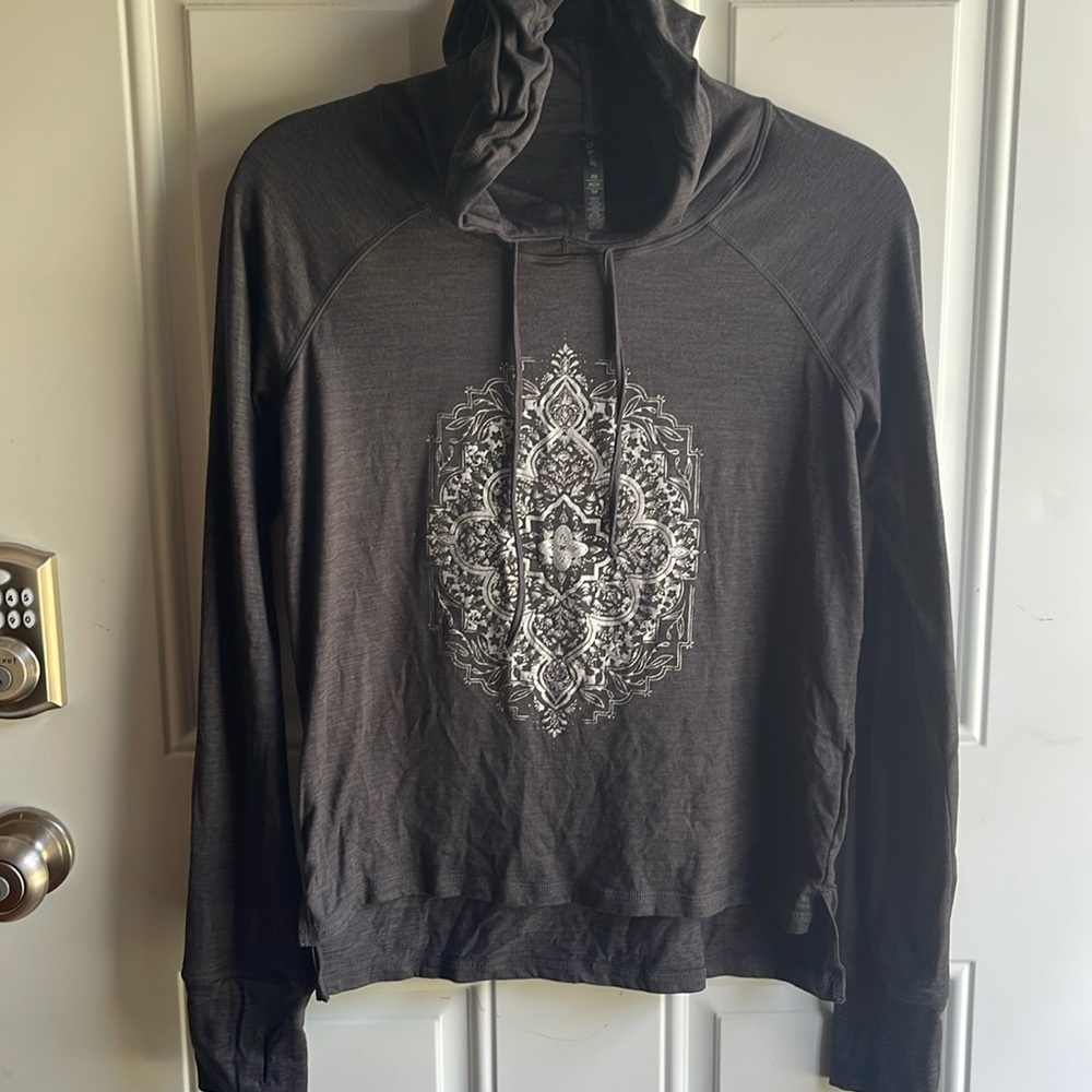 Gaiam long sleeve hoodie top, size extra small.